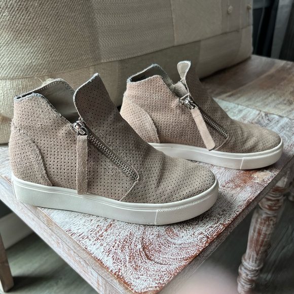 Steve Madden Caliber Sneaker - Picture 1 of 7